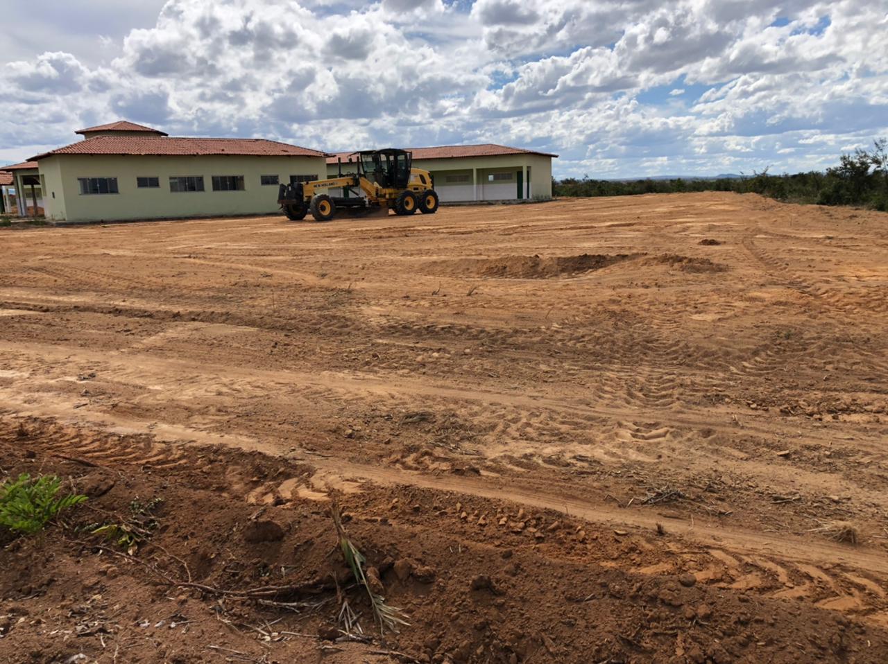 Imagem da Notícia Limpeza no terreno na Escola Municipal da Vila Agrícola